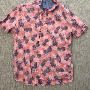 IZOD Men's Pineapple Print Short Sleeve Shirt